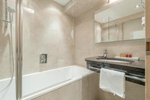 Bilik mandi di Hotel Gurglhof Superior