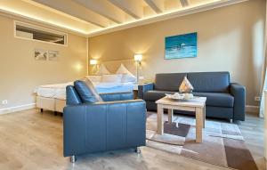 ein Wohnzimmer mit einer Couch und einem Bett in der Unterkunft Baltic in Binz