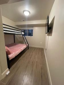 En eller flere senge i et værelse på Chic 4 Br, 2Ba Apt in SE DC