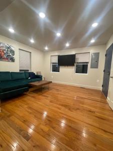 Et tv og/eller underholdning på Chic 4 Br, 2Ba Apt in SE DC