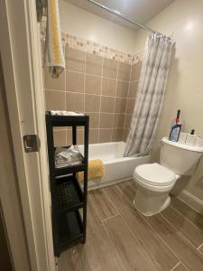 Et badeværelse på Chic 4 Br, 2Ba Apt in SE DC