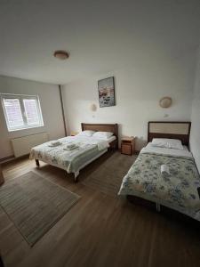 Rúm í herbergi á Hotel Lovac
