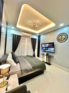 een slaapkamer met een bed en een klok aan het plafond bij VIRAPLACe 4# in Pattaya