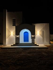 a building with a blue door at night at Dar khadouja in Taguermess