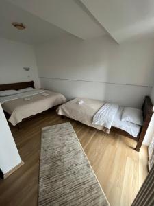 Rúm í herbergi á Hotel Lovac
