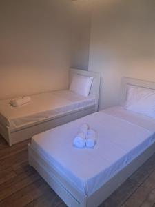 Postel nebo postele na pokoji v ubytování Asos Beachfront Apartment, Center village, 20m Beach - near Myrtos - Fiskardo