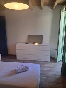 Postel nebo postele na pokoji v ubytování Asos Beachfront Apartment, Center village, 20m Beach - near Myrtos - Fiskardo