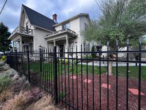 罗斯堡HISTORICAL JOHN RAST HOUSE circa 1875的房屋前的黑色围栏