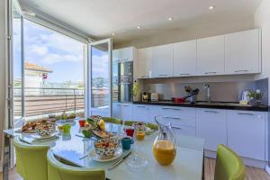 Una cocina con una mesa con comida encima. en BERLIOZ 1 - City Center 2 rooms - Last Floor, en Niza