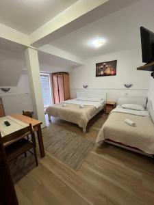 Rúm í herbergi á Hotel Lovac