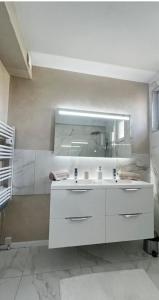 Phòng tắm tại Charmante maison au cœur de la Drôme