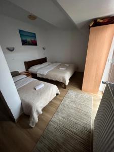 Rúm í herbergi á Hotel Lovac