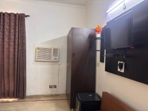 TV a/nebo společenská místnost v ubytování Hotel Stay 49 - Near Apollo Hospital