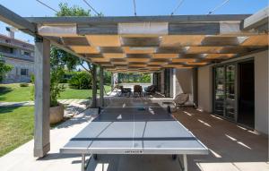 - une table de pique-nique sous une pergola sur une terrasse dans l'établissement Villa Julia, à Medulin 48 autres photos