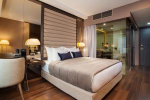 SAINT TEN Boutique Hotel, Small Luxury Hotels客房内的一张或多张床位