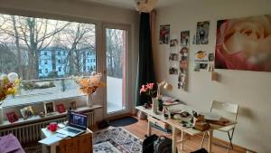 a room with a desk with a laptop and a window at Sonnenschein am Modezentrum Hamburg in Hamburg