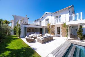 Villa con patio e piscina di Villa Les Peupliers avec piscine privée et sauna a Royan