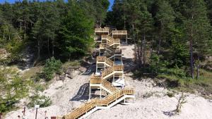 una vista aérea de un bosque con escaleras de madera en Villa Elefant, en Międzyzdroje