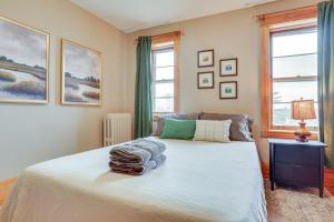 Katil atau katil-katil dalam bilik di 1 Mi to Como Park WFH-Friendly Saint Paul Duplex!