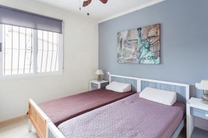 Un dormitorio con una cama y dos ventanas. en Maison Oliva, en La Font D´En Carròs 20 fotos más