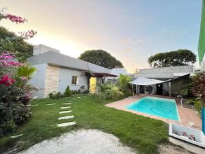 a house with a swimming pool in a yard at Casa temporada in Camaçari