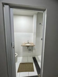 パスト・デ・ミナスにあるApartamento 112 - Suíte com ar condicionadoの洗面台とトイレ付きのバスルーム