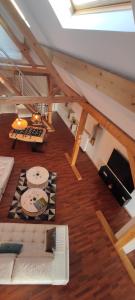 vistas panorámicas a una sala de estar con techos de madera en Le grenier aux blés, en Odratzheim 30 fotos más