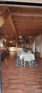 Habitación grande con mesa blanca y sillas. en Le grenier aux blés, en Odratzheim