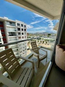 two chairs on a balcony with a view of a city at APARTAMENTO al NORTE DE VALLEDUPAR in Valledupar