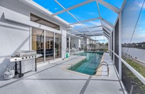 Stunning Sunsets and Water Views في جزيرة ماركو: صورة منزل مع مسبح