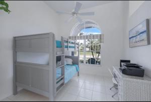 Stunning Sunsets and Water Views في جزيرة ماركو: غرفة نوم بها سرير ومروحة سقف +18 صورة