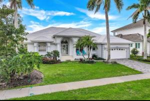 Stunning Sunsets and Water Views في جزيرة ماركو: بيت أبيض فيه نخل في ساحة