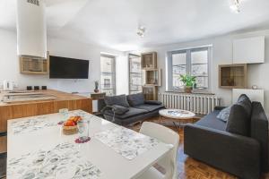 a kitchen and living room with a table and chairs at Muzyczna Oaza Przy Rynku in Wrocław