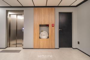 a door in an office with a hat on it at Spot Jurere sophistication by the sea - SPJ's in Florianópolis +8 photos