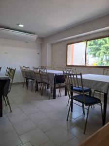 ein Esszimmer mit Tischen und Stühlen und einem Fenster in der Unterkunft Hotel Júpiter in El Morro de Barcelona