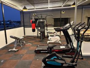 Un gimnasio con varios equipos de ejercicio en una habitación. en Ayaan Home stay, en Bangalore
