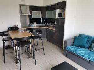 Kuchyň nebo kuchyňský kout v ubytování Entre mer et dunes d'Opale - duplex vue mer