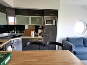 Kuchyň nebo kuchyňský kout v ubytování Entre mer et dunes d'Opale - duplex vue mer