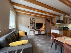 BaaiduinenDe Bakkerij的客厅里有一张沙发和一张桌子。