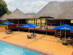 Πισίνα στο ή κοντά στο Falcon Lodge PK