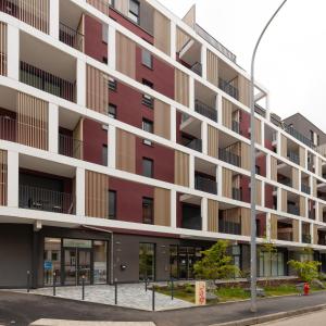 an apartment building on the corner of a street at Le 72 contemporain - les Arènes in Metz