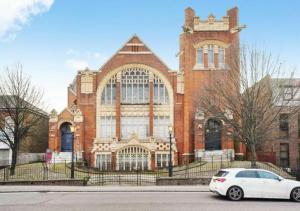 Φωτογραφία από το άλμπουμ του Wycliffe Chapel - Unique Church Penthouse στο Ίλφορντ