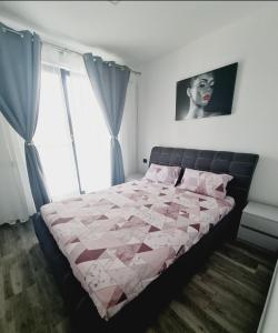 En eller flere senge i et værelse på Apartament Mamaia Nord