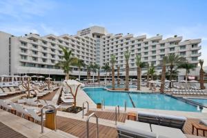 un hotel con piscina y sillas y un complejo en King Solomon by Isrotel Collection, en Eilat