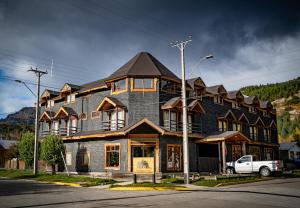 安东尼奥港Apart Hotel y Cabañas Valle Exploradores的街边的一栋大楼