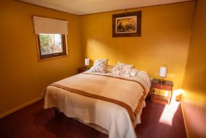 Vuode tai vuoteita majoituspaikassa Apart Hotel y Cabañas Valle Exploradores