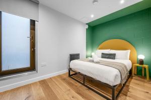 Postel nebo postele na pokoji v ubytování Free Parking - Roof Terrace - Luxury Townhouse