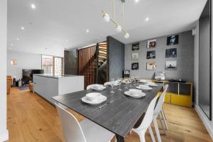 Posezení v ubytování Free Parking - Roof Terrace - Luxury Townhouse + 33 fotografií