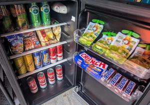 Un refrigerador lleno de mucha comida y bebidas. en Expérience unique, thèmes & jeux à Strasbourg, appartement en duplex, en Estrasburgo