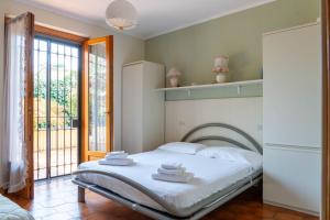 une chambre avec un lit avec des serviettes dessus dans l'établissement Villa Punta Sasso, à Manerba del Garda